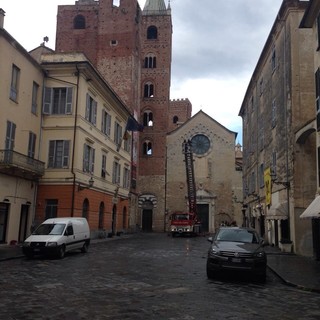 Albenga: altri calcinacci dalla Torre in Piazza San Michele