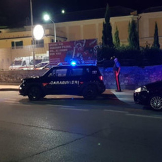 Varazze, cerca di non farsi identificare e spintona i carabinieri: 20enne arrestato
