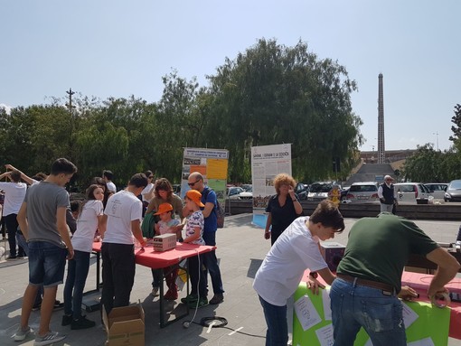 I Giovani per la Scienza dal Campus Universitario di Savona alla Città dei Bambini per far fare esperimenti ai più piccoli I Giovani per la Scienza dal Campus Universitario di Savona alla Città dei Bambini per far fare esperimenti ai più piccoli