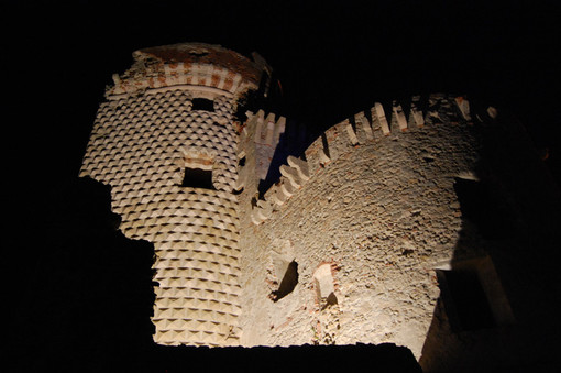 Finale, grande successo di pubblico e critica per la rappresentazione teatrale "L'uomo nell'ombra" Finale, grande successo di pubblico e critica per la rappresentazione teatrale "L'uomo nell'ombra"