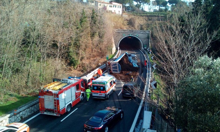 Incidente sulla A10: camion si cappotta tra Albisola e Celle Ligure (FOTO e VIDEO)