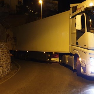 Pietra Ligure, disavventura per due autoarticolati bloccati tra i tornanti di via della Cornice (FOTO)