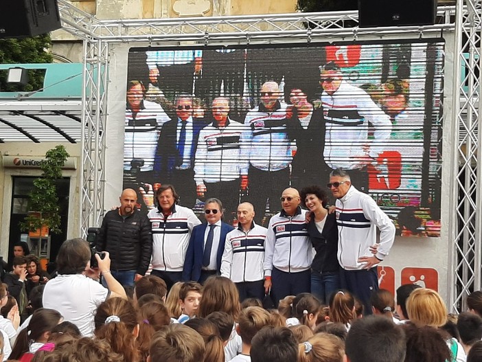 Savona, Piazza Sisto diventa una palestra a cielo aperto grazie a "Un Campione per amico" (FOTO e VIDEO)