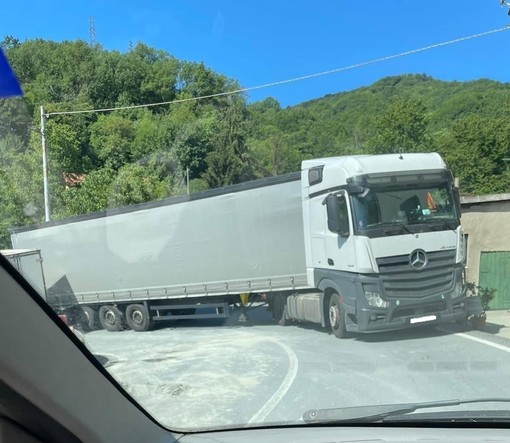 Camion incastrati a Stella Santa Giustina, Anas posiziona i movieri a S. Bernardo e al Giovo Camion incastrati a Stella Santa Giustina, Anas posiziona i movieri a S. Bernardo e al Giovo