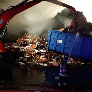 Savona, incendio nel deposito della Fg Riciclaggi: sul posto i vigili del fuoco (FOTO e VIDEO)