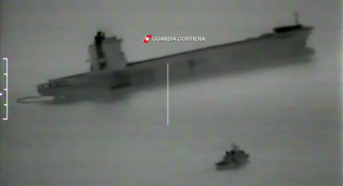 Collisione navi: altro carburante presente all'interno della portacontainer, valutazioni in corso (VIDEO)