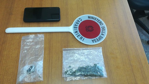 Chiedono aiuto per emergenza, poi rubano cellulare dandosi alla fuga: fermati dai carabinieri di Alassio