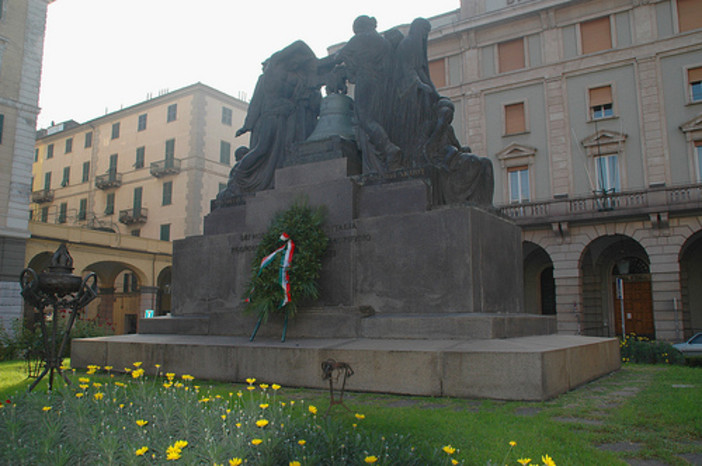 Savona: commemorazione dei defunti con corone sui monumenti e in mare Savona: commemorazione dei defunti con corone sui monumenti e in mare