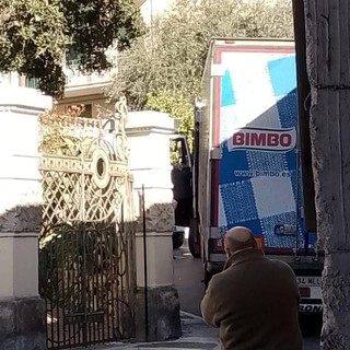 Finale, camion incastrato in via Cagna, viabilità bloccata all'inizio di via Brunenghi Finale, camion incastrato in via Cagna, viabilità bloccata all'inizio di via Brunenghi