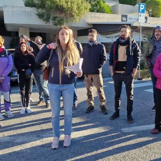 Bergeggi cammina contro il femminicidio: letti i nomi delle vittime e lanciato l’appello &quot;Non sei sola&quot;