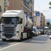 Stop mezzi pesanti ad Albisola, un centinaio le multe. Garbarini: "Siamo rimasti soli, il manto stradale si sta sfondando"