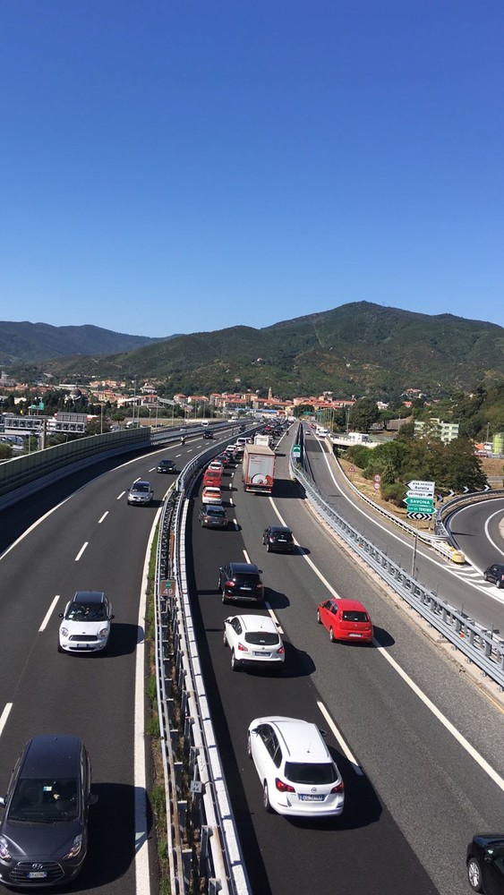 Arrivi e partenze di fine agosto, caos sulla A10