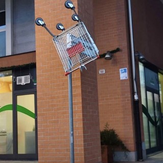Savona, vandali mettono un carrello della spesa sopra il cartello che indica piazza Garelli