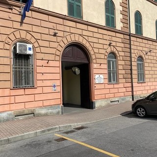 In allegato la foto di Daniele Carellin e la polizia in Corso Ricci