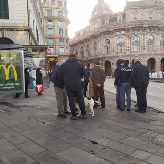 Controlli alla fermata del bus in piazza De Ferrari. Dal 10 gennaio servirà il super green pass