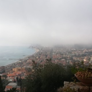 Un'altra giornata di &quot;Caligo&quot; in Liguria: la riviera avvolta dalla nebbia di mare