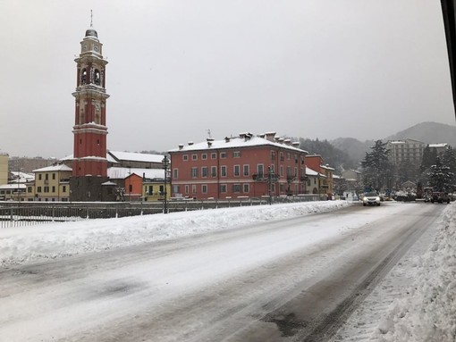 Cairo, allarme ghiaccio su marciapiedi e strade. Il Pd: "Situazione gestita male" Cairo, allarme ghiaccio su marciapiedi e strade. Il Pd: "Situazione gestita male"