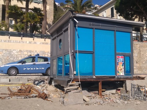 Alassio, rottami metallici abbandonati sulla spiaggia: sanzionati i titolari di un chiosco bar Alassio, rottami metallici abbandonati sulla spiaggia: sanzionati i titolari di un chiosco bar