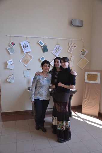 Cairo, esposizione del "White Tree-Painting Group" durante il Mercato della Terra Cairo, esposizione del "White Tree-Painting Group" durante il Mercato della Terra