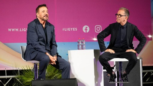 Alassio, Christian De Sica infiamma la platea: “Anche la mia firma nel Muretto come papà e Hemingway” Alassio, Christian De Sica infiamma la platea: “Anche la mia firma nel Muretto come papà e Hemingway”