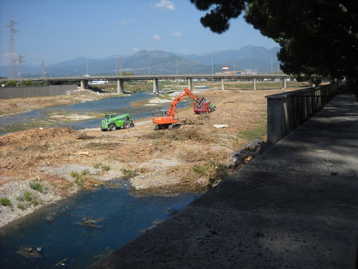 Albenga: ultimati i lavori di pulizia dell'alveo del fiume Centa