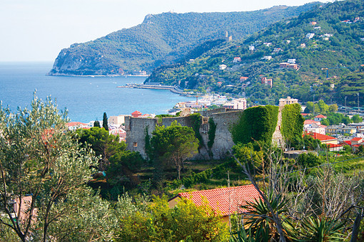 Il castello di Spotorno: sarà il nucleo del progetto di riqualificazione, il Comune in trattativa per l'acquisto