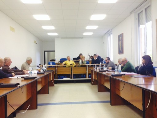 Vado Ligure, dalla maggioranza un impegno politico per sostenere Bombardier come “stabilimento strategico”, Cuneo attacca: "Un teatrino per lavare le coscienze, bisognava farlo prima"