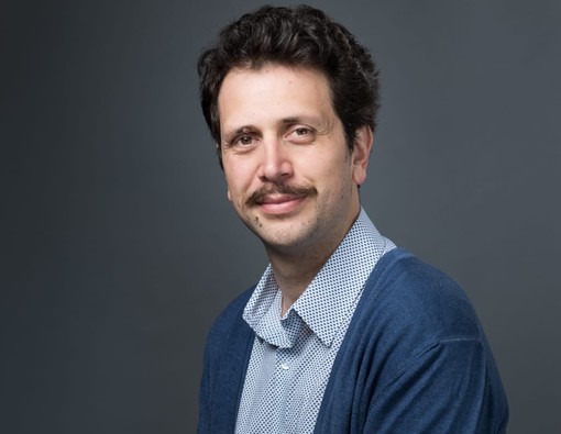 Spotorno, Christian Olcese porta in scena lo spettacolo "La poesia non è una cosa per giovani – andare a capo non vuol dire fare poesia"