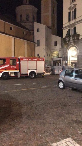 Savona, nella notte in fiamme un cassonetto di via Paleocapa (VIDEO) Savona, nella notte in fiamme un cassonetto di via Paleocapa (VIDEO)