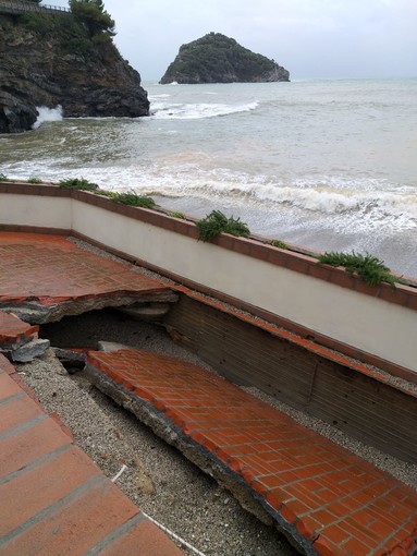 Bergeggi, il giorno dopo: stabilimenti balneari in ginocchio, chiusa l'Aurelia e la via alternativa per San Genesio (FOTO) Bergeggi, il giorno dopo: stabilimenti balneari in ginocchio, chiusa l'Aurelia e la via alternativa per San Genesio (FOTO)