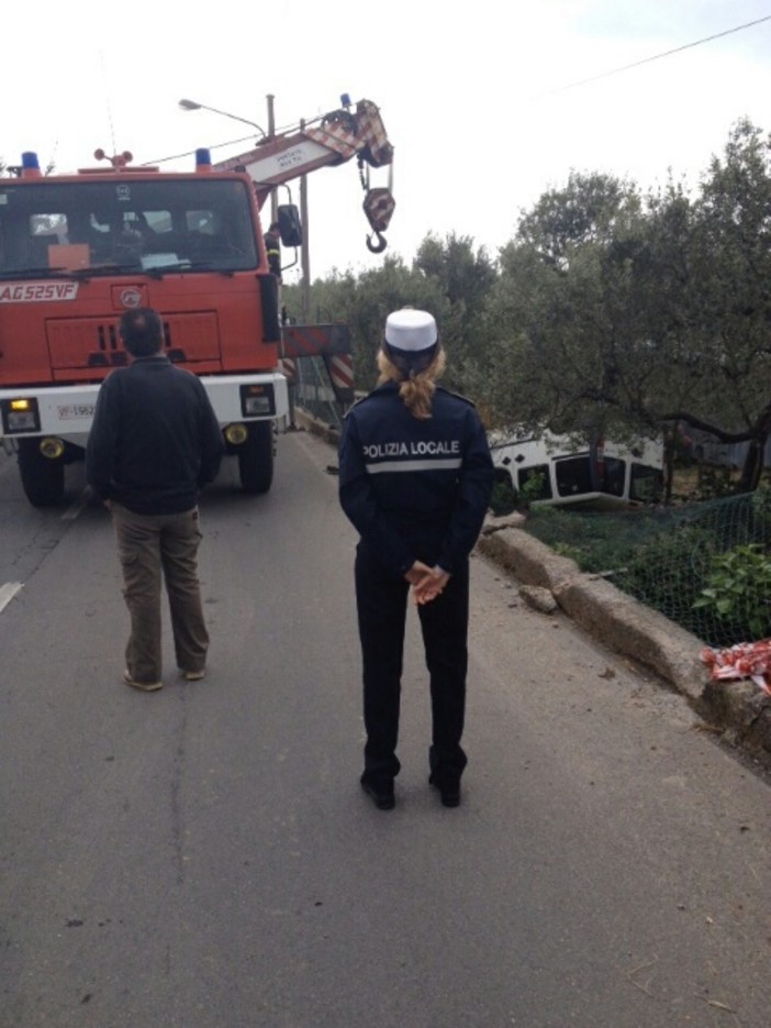 Ceriale, ubriaco al volante ribalta la macchina in una fascia Ceriale, ubriaco al volante ribalta la macchina in una fascia
