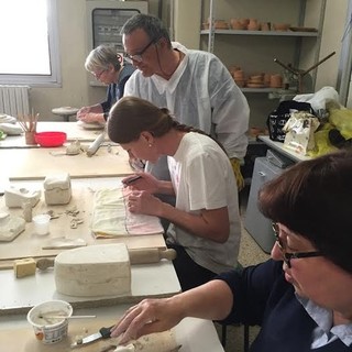 Albisola Superiore, alla Scuola di ceramica ripartono i corsi per realizzare i "Macachi"