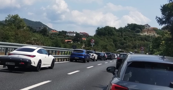 Incidente sull’autostrada A10 tra Albenga e Borghetto: motociclista in codice rosso al Santa Corona