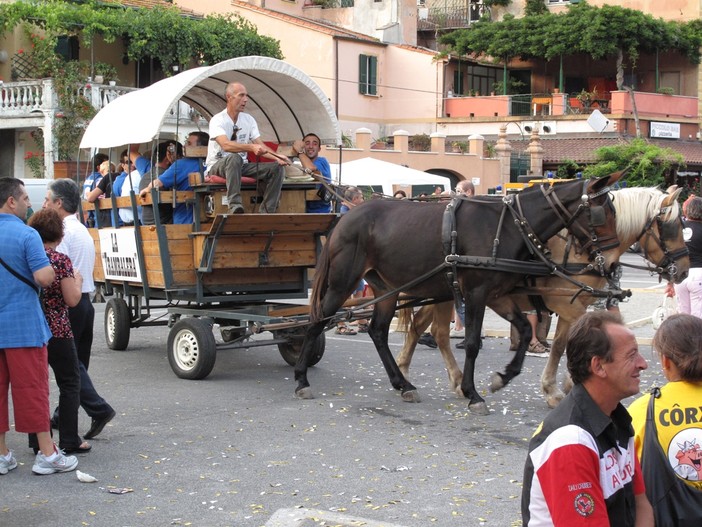 Festa di settembre a Calice in piazza Cesio Festa di settembre a Calice in piazza Cesio