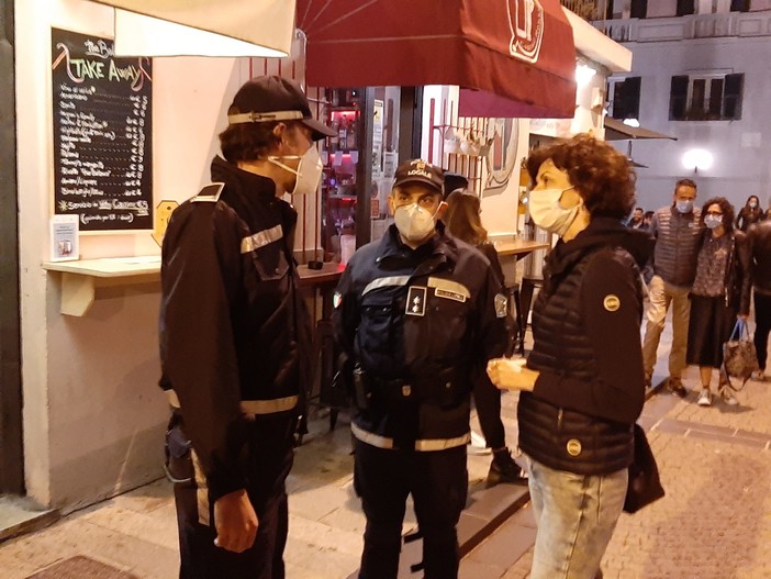 Movida in Darsena a Savona, soddisfatto l'assessore alla sicurezza: "I giovani però non sono immuni al Coronavirus, utilizzino la mascherina e stiano attenti al distanziamento" (FOTO E VIDEO)