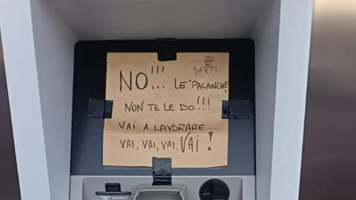Valleggia, il Postamat non è ancora operativo e spunta il cartello: "Le palanche non te le do. Vai a lavorare"