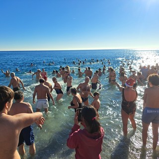 Cimento invernale di Spotorno: 222 partecipanti al tradizionale tuffo di fine anno Cimento invernale di Spotorno: 222 partecipanti al tradizionale tuffo di fine anno