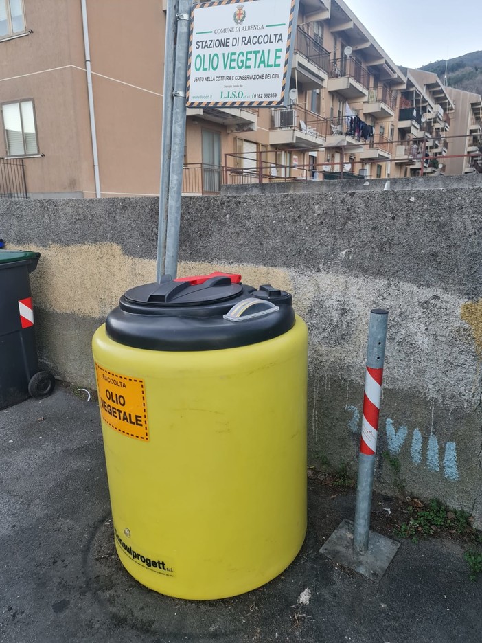 Albenga, sostituiti i contenitori di raccolta olio vegetale (FOTO)