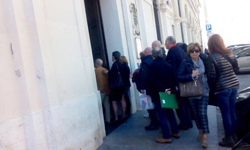 Tari, lunghe code dei cittadini in comune e nelle poste a Savona per pagare la prima rata Tari, lunghe code dei cittadini in comune e nelle poste a Savona per pagare la prima rata