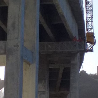 Celle, continuano gli interventi sul viadotto Costa: controlli del carroponte sull'impalcato dell'A10 Celle, continuano gli interventi sul viadotto Costa: controlli del carroponte sull'impalcato dell'A10