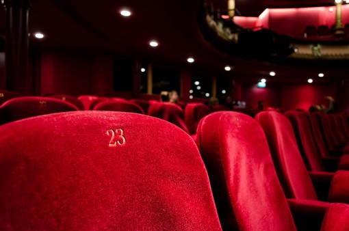 Cinema, teatri e luoghi della cultura al 100% anche al chiuso, discoteche al 50