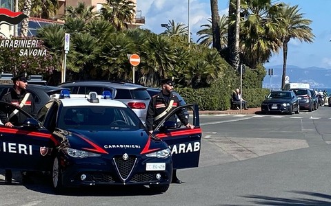 Albenga, 35enne marocchino tenta il suicidio in un villino: carabinieri, polizia locale e vigili del fuoco lo salvano