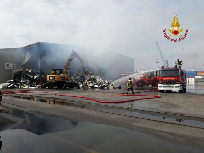 Quasi spento l'incendio di Ponte Somalia, nel porto di Genova