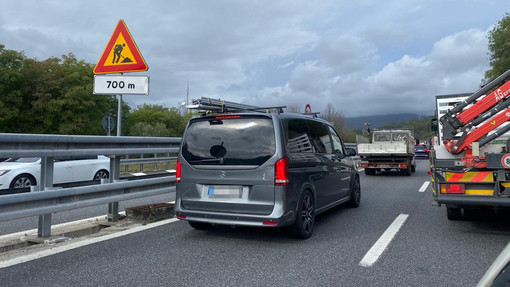 Fiamme da un veicolo sulla A10 a Orco Feglino: fino a 6 km di coda, nessun ferito