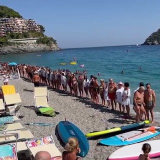 Catena umana contro il rigassificatore, 16mila i partecipanti: "Molte le persone pronte ad adoperarsi per il bene comune" Catena umana contro il rigassificatore, 16mila i partecipanti: "Molte le persone pronte ad adoperarsi per il bene comune"