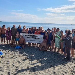 Cimento delle Albisole, una cinquantina i partecipanti alla ciumba nel mare albisolese (FOTO)