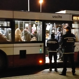 Controlli Polizia Locale sui bus, domenica 28 novembre 48 sanzioni per infrazioni normative Covid e mancanza titolo di viaggio Controlli Polizia Locale sui bus, domenica 28 novembre 48 sanzioni per infrazioni normative Covid e mancanza titolo di viaggio