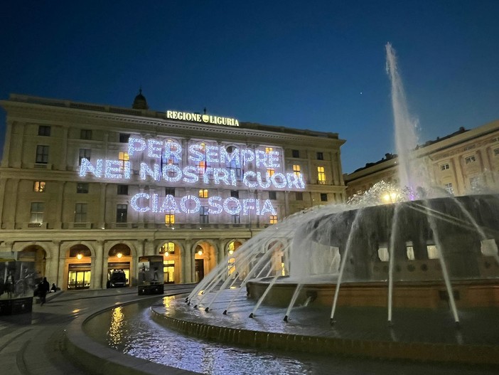 ‘Per sempre nei nostri cuori, ciao Sofia’: la scritta sul palazzo della Regione ‘Per sempre nei nostri cuori, ciao Sofia’: la scritta sul palazzo della Regione