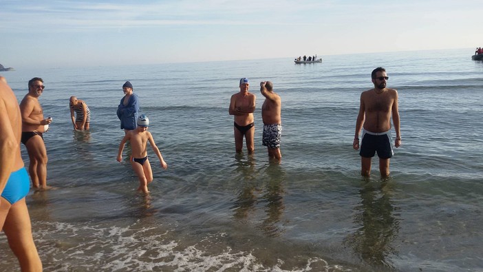 Ad Andora il 2017 inizia in spiaggia. Il 1° gennaio il ritorno del cimento invernale con musica e gonfiabili Ad Andora il 2017 inizia in spiaggia. Il 1° gennaio il ritorno del cimento invernale con musica e gonfiabili