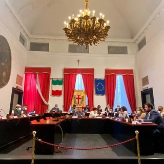 Albenga, oltre 1 milione di euro l’avanzo in bilancio, la maggioranza: "Politica virtuosa". La minoranza: "No, malagestione, i soldi andavano spesi per sociale e assunzioni"